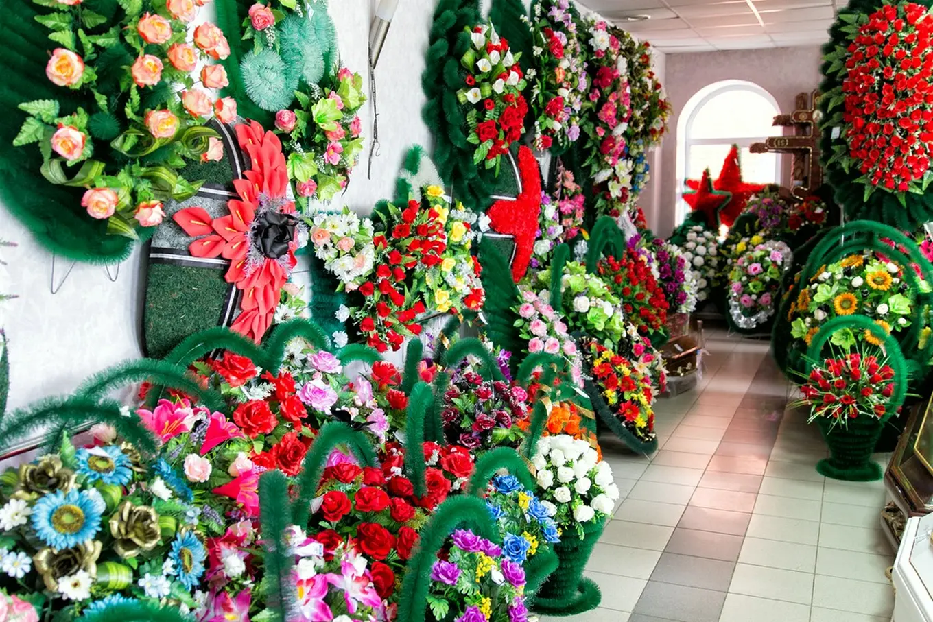You are currently viewing Symbolika kwiatów – jakie kwiaty na wieniec pogrzebowy będą najlepsze?