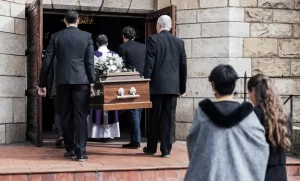 Read more about the article Czy kilkuletnie dziecko powinno uczestniczyć w pogrzebie?