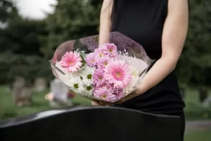 Read more about the article Wieniec czy wiązanka pogrzebowa – czym się różnią i co wybrać na pogrzeb?